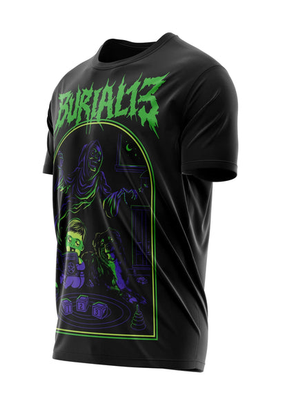 Schwarzes kurzärmliges T-Shirt mit einem leuchtend grünen und lila Grafikmotiv der Band burial13 mit zombieartigen Figuren in einem unheimlichen, gewölbten Design.