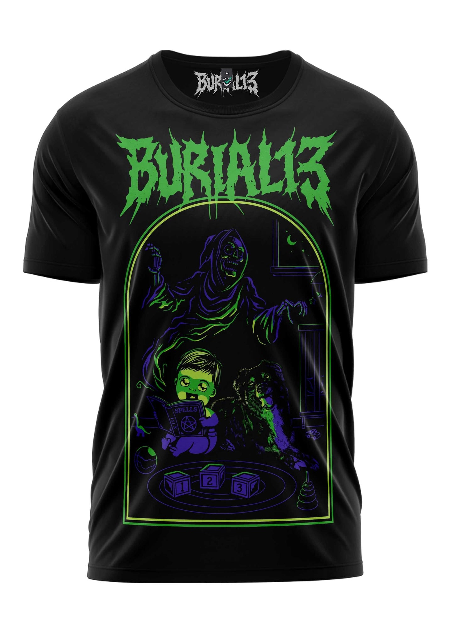 Schwarzes kurzärmliges T-Shirt mit einem leuchtend grünen und lila Grafikmotiv der Band burial13, das eine verhüllte Figur, ein Zombie-Kind, einen Hund, Würfel und eine Pyramide zeigt.
