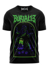 Schwarzes kurzärmliges T-Shirt mit einem leuchtend grünen und lila Grafikmotiv der Band burial13, das eine verhüllte Figur, ein Zombie-Kind, einen Hund, Würfel und eine Pyramide zeigt.