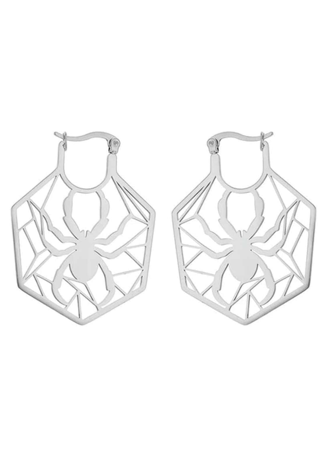 Silberne spider ohrringe aus edelstahl mit fein gestaltetem spinnennetz als auffälliger schmuck