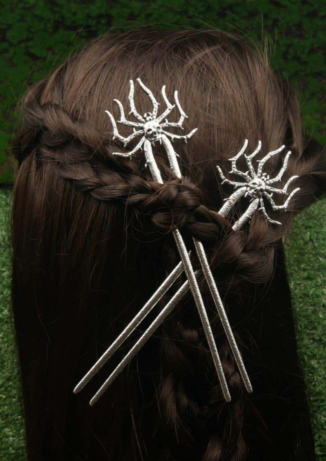 Silberne spider skull haarnadel mit filigranen details und schlanken metallstäben für besondere anlässe gothic haarklammer