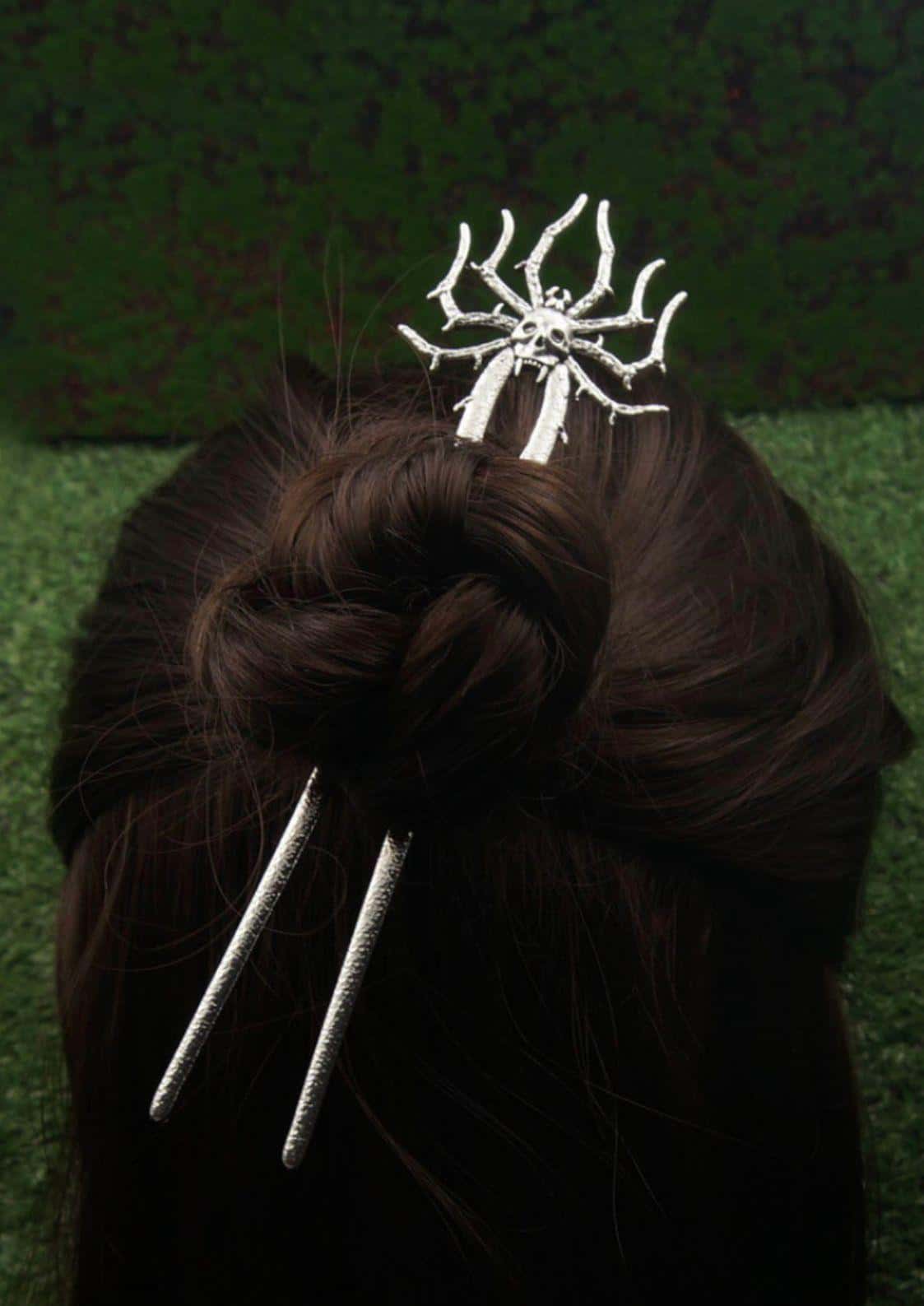 Silberne spider skull haarnadel mit schädel und texturierten beinen als gothic haarklammer für besondere anlässe