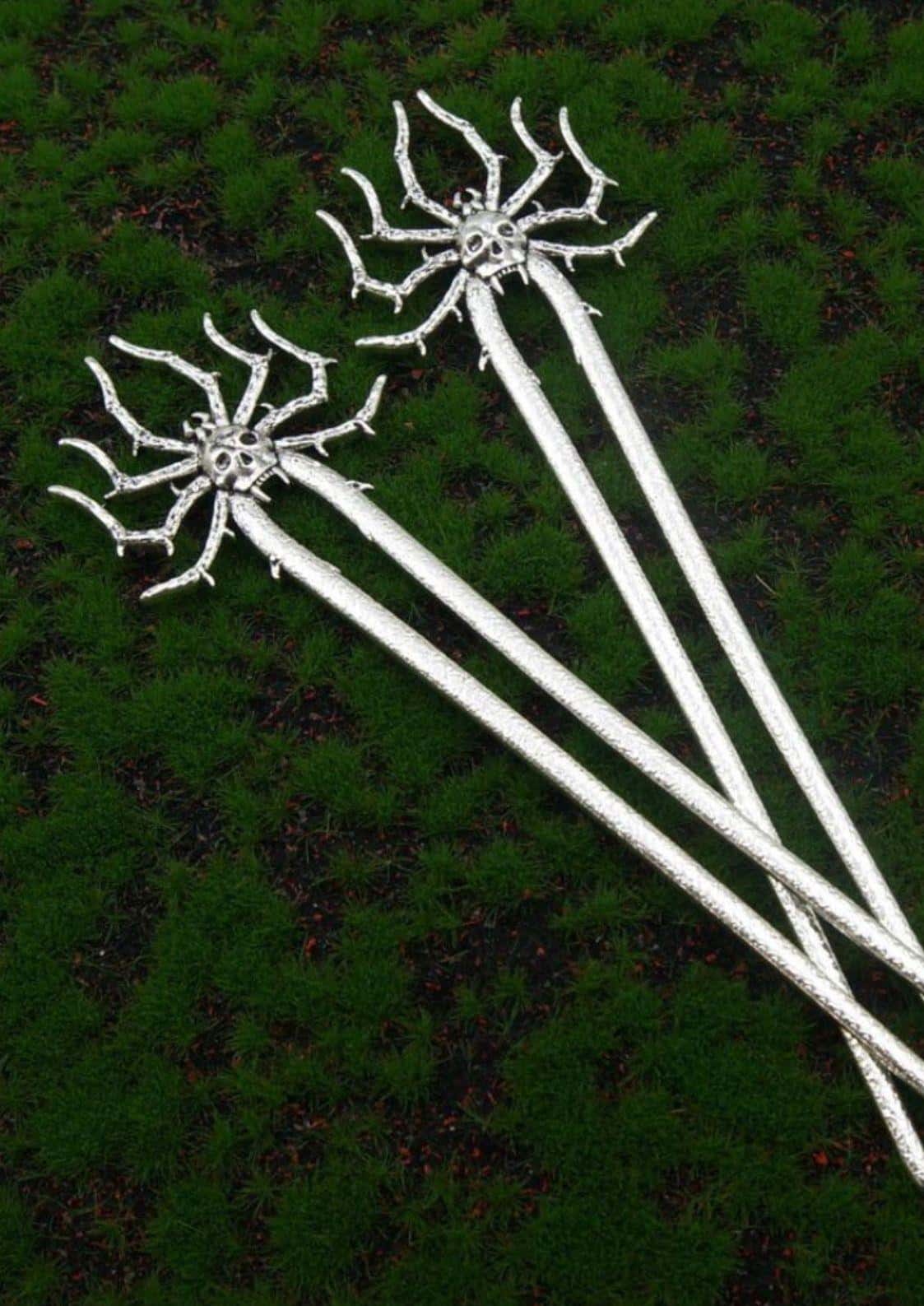 Silberne spider skull haarnadel mit skelettdesign und strukturierter metalloptik für gothic haarklammer bei besondere anlässe
