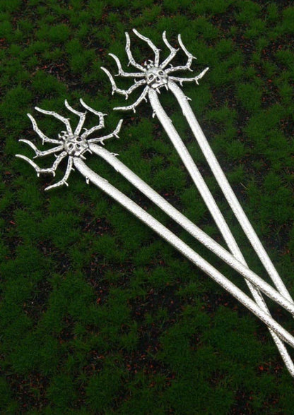 Silberne spider skull haarnadel mit skelettdesign und strukturierter metalloptik für gothic haarklammer bei besondere anlässe