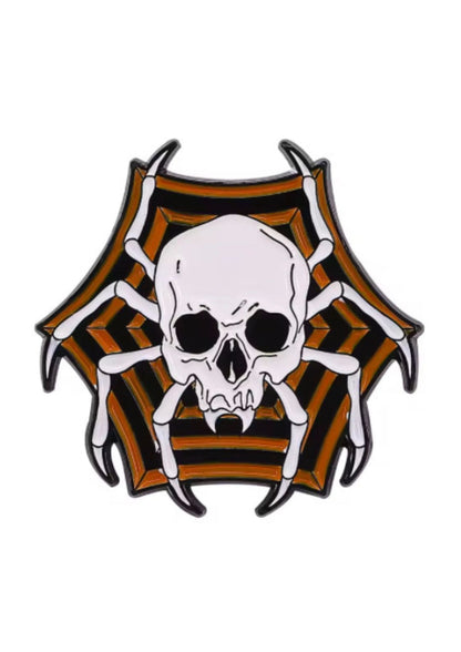 Schwarz-weißer Totenkopf-Nadel mit orangefarbenem Spinnennetz-Design