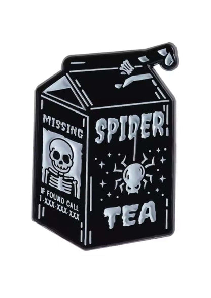 Schwarz-weißes Spinnen-Teekarton-Pin mit Skelett-Design.