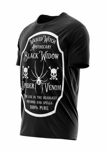 Schwarzes T-Shirt mit weißem Spinnen- und Totenkopf-Design, Text ’wicked witch apothecary’.