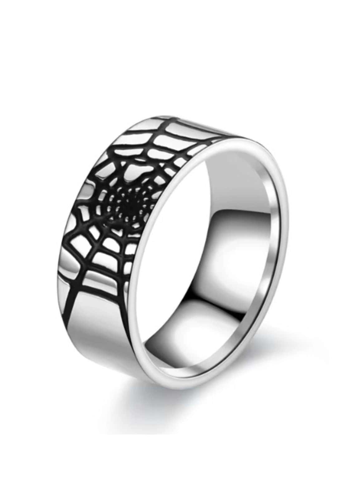 Ein breiter edelstahlring mit einem detaillierten schwarzen spider web design für gothic und horror fans