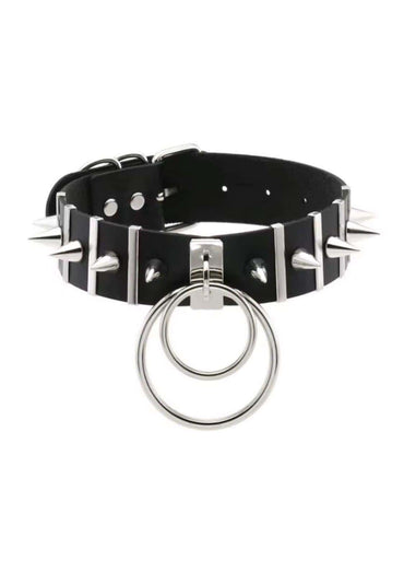 Schwarzer spike slave choker aus kunstleder mit silbernen metallakzenten und doppelschlaufringanhänger