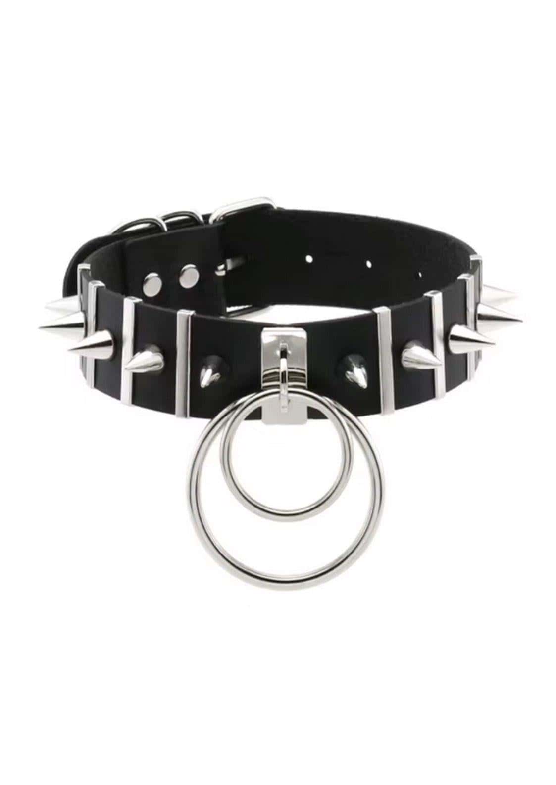 Schwarzer spike slave choker aus kunstleder mit silbernen metallakzenten und doppelschlaufringanhänger