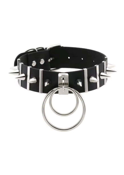 Schwarzer spike slave choker aus kunstleder mit silbernen metallakzenten und doppelschlaufringanhänger