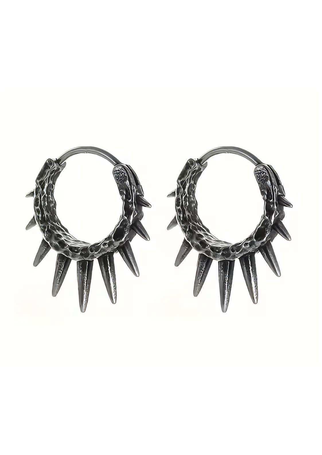 Dark silver spiked dragon hoop earrings in gunmetal optik with textured scales and pointed teeth gothic stil spike ohrringe