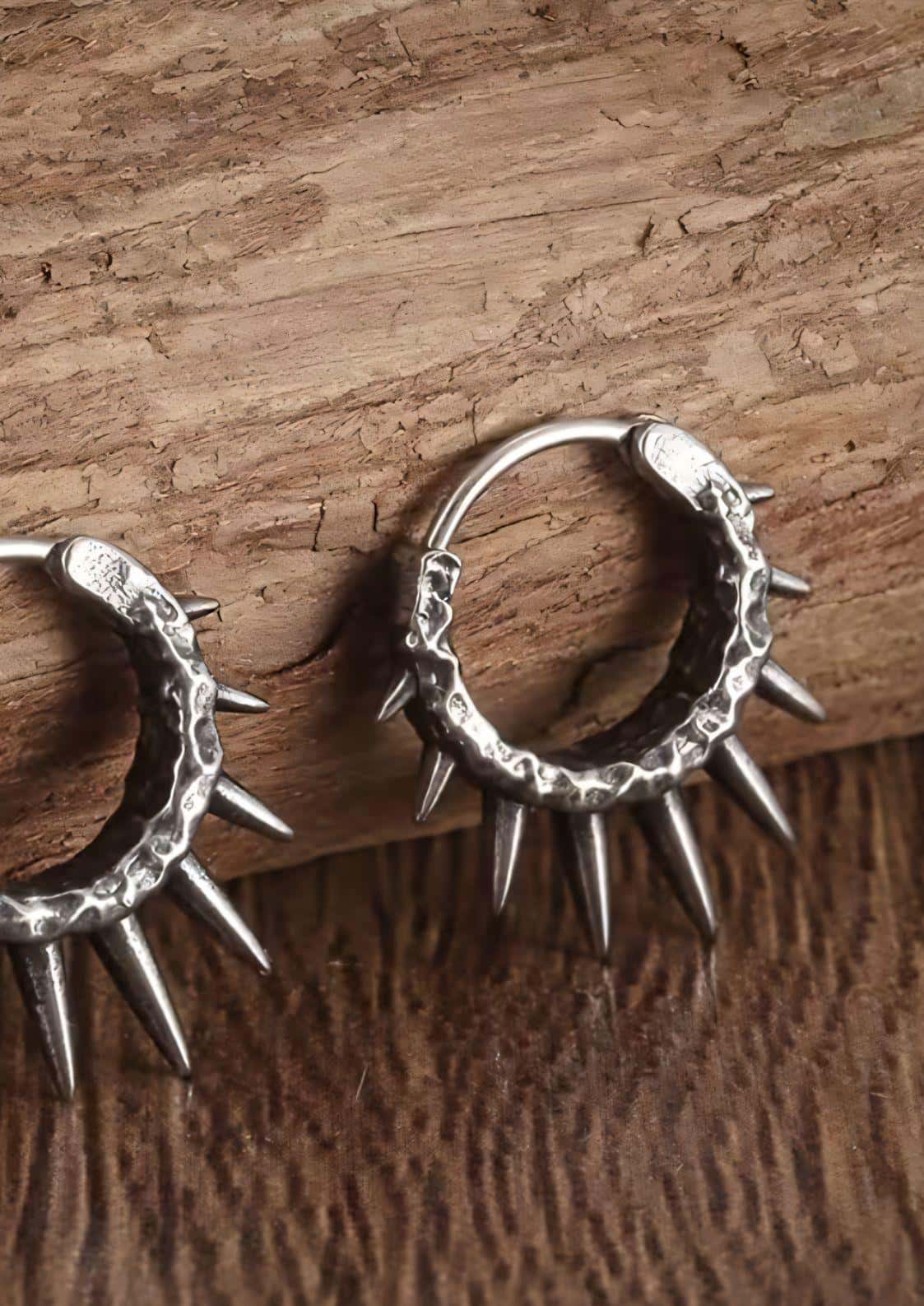 Silberne spike ohrringe mit gehämmerter oberfläche und spitzen spikes im gothic stil in gunmetal optik