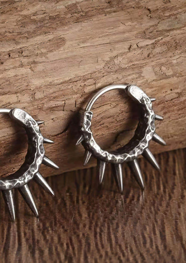 Silberne spike ohrringe mit gehämmerter oberfläche und spitzen spikes im gothic stil in gunmetal optik