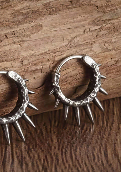 Silberne spike ohrringe mit gehämmerter oberfläche und spitzen spikes im gothic stil in gunmetal optik