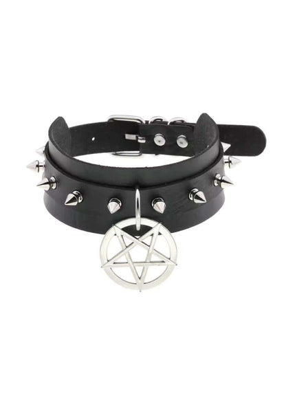 Black leather choker mit silbernen spikes und pentagramm anhänger auffälliger gothic choker für alternative outfits
