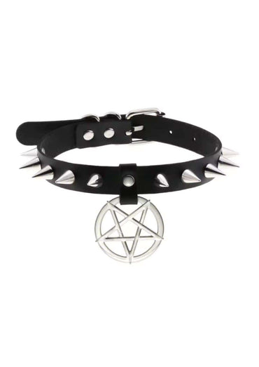 Schwarzer faux leder spike slave choker mit silbernen spikes und hängendem pentagramm anhänger