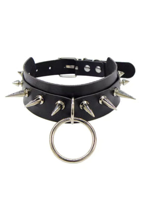 Schwarzes Stachelhalsband mit silberner Beschlägen und Ring, wahrscheinlich aus Leder oder Kunstleder.