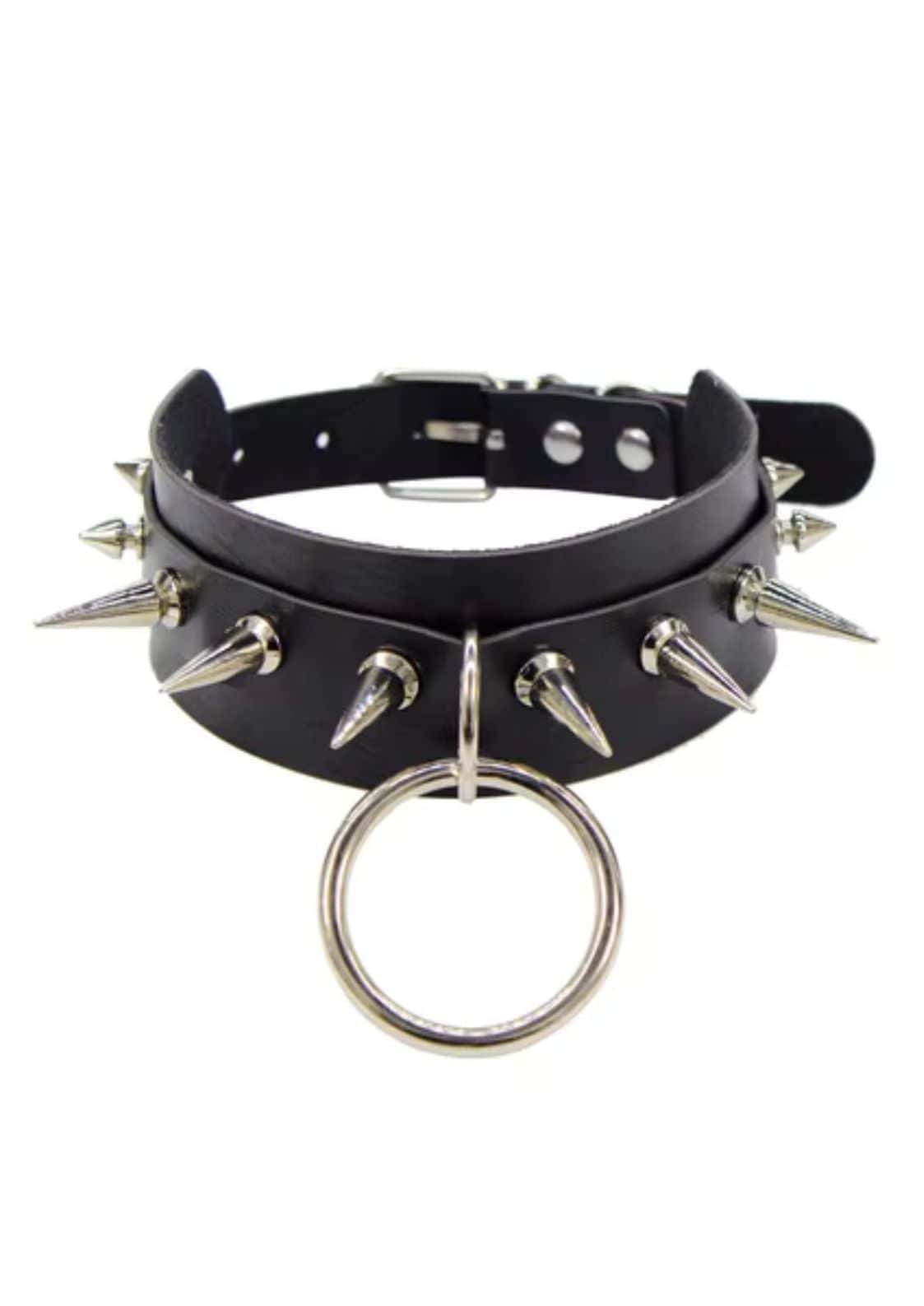 Schwarzes Stachelhalsband mit silberner Beschlägen und Ring, wahrscheinlich aus Leder oder Kunstleder.