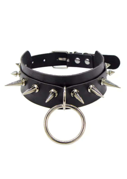 Schwarzes spike slave choker mit silberner hardware und ring aus leder für gothic und horror looks
