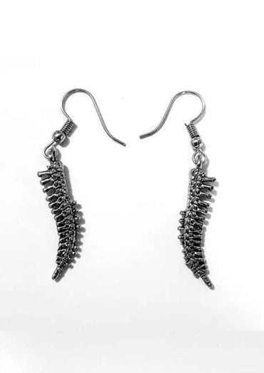 Silberne spine earrings mit detailliertem wirbelsäulen-design für dark fashion und gothic stile