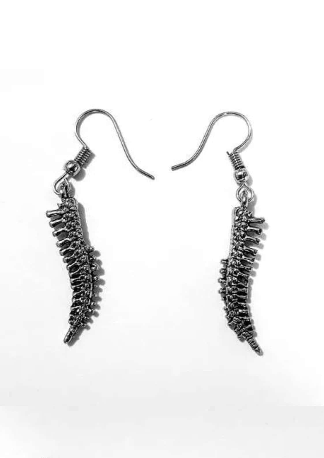 Silberne spine earrings mit detailliertem wirbelsäulen-design für dark fashion und gothic stile