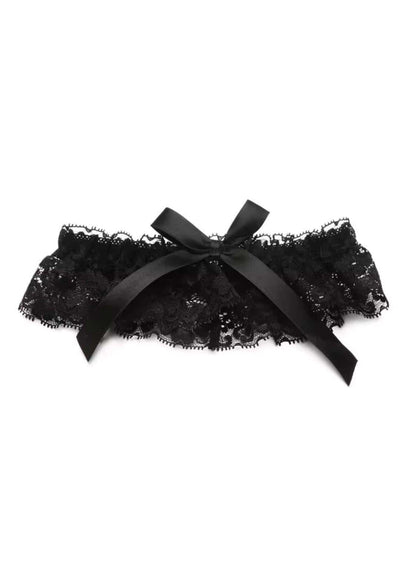Schwarzes spitze strumpfband mit satin schleife in gothic stil ideal für gothic kleidung und horror looks
