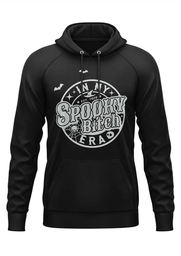 Schwarzer hoodie mit weißem gothic horror design und text in my spooky bitch era für halloween fans