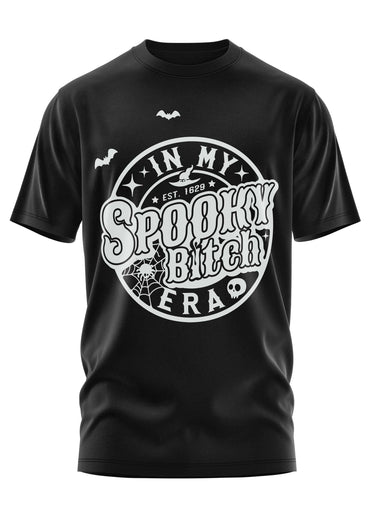 Schwarzes kurzarmshirt mit weißem gothic horror grafikdesign und text in my spooky bitch era für halloweenfans