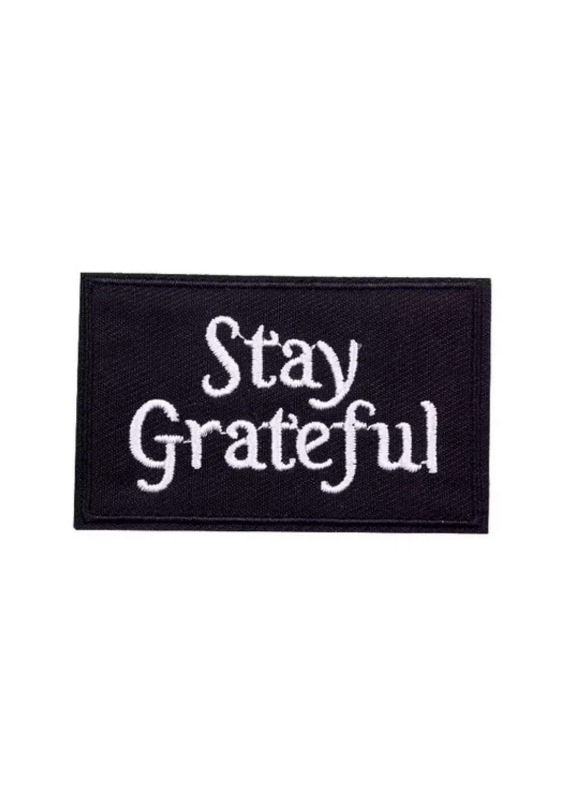 Schwarzer rechteckiger stay grateful patch mit weißer stickerei ideal als gothic patch oder president patch