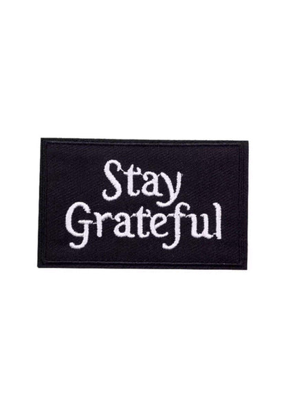 Schwarzer rechteckiger stay grateful patch mit weißer stickerei ideal als gothic patch oder president patch