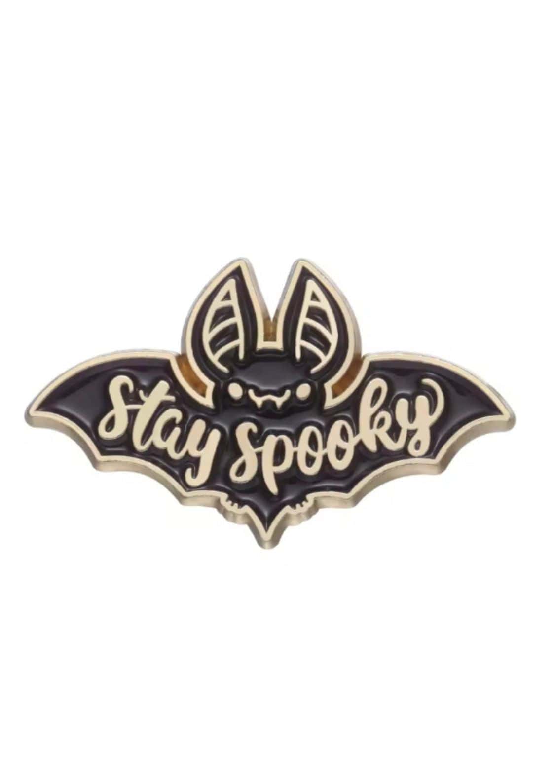 Emaillierte Fledermaus-Anstecknadel mit ’Stay Spooky’-Text zum Thema Halloween