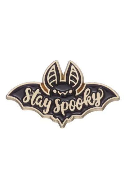 Emaillierte Fledermaus-Anstecknadel mit ’Stay Spooky’-Text zum Thema Halloween