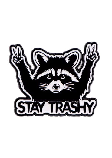 Schwarzer und weißer waschbär-pin aus metall im stay trashy design mit gothic horror stil