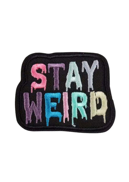 Bleib weird Aufnäher mit tropfendem Farbdesign, schwarzem Hintergrund und mehrfarbigem Text.