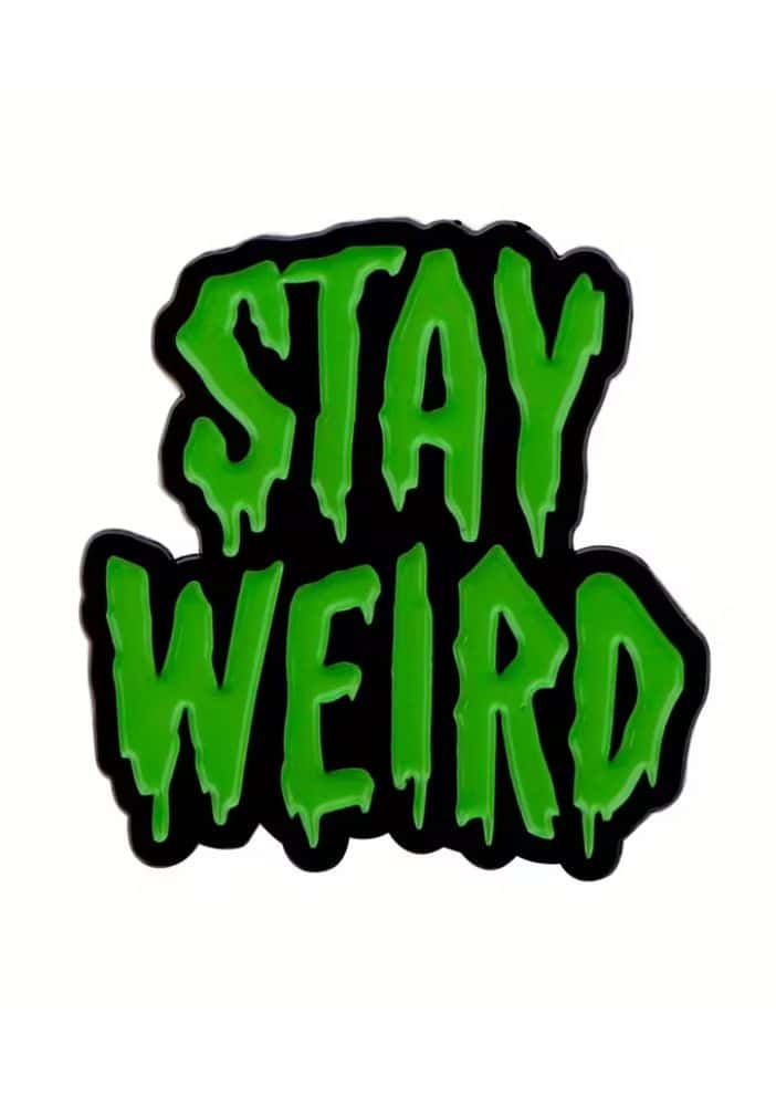 Grüner stay weird enamel pin mit schleimiger textur und schwarzer kontur für kompromisslose dark fashion