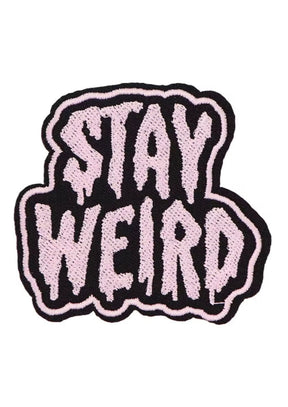 Schwarzer und rosa gestickter Aufnäher ’STAY WEIRD’.