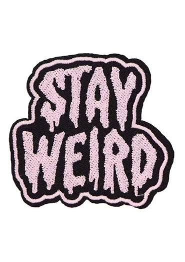 Schwarzer und pinker bestickter stay weird patch mit gothic horror design für alternative styles