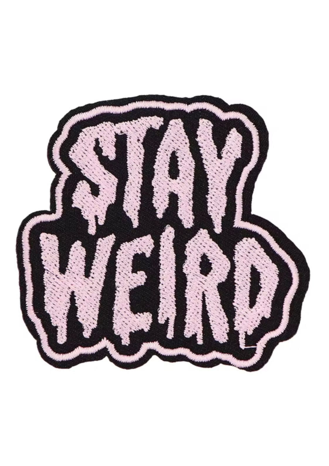 Schwarzer und rosa gestickter Aufnäher ’STAY WEIRD’.