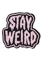 Schwarzer und rosa gestickter Aufnäher ’STAY WEIRD’.