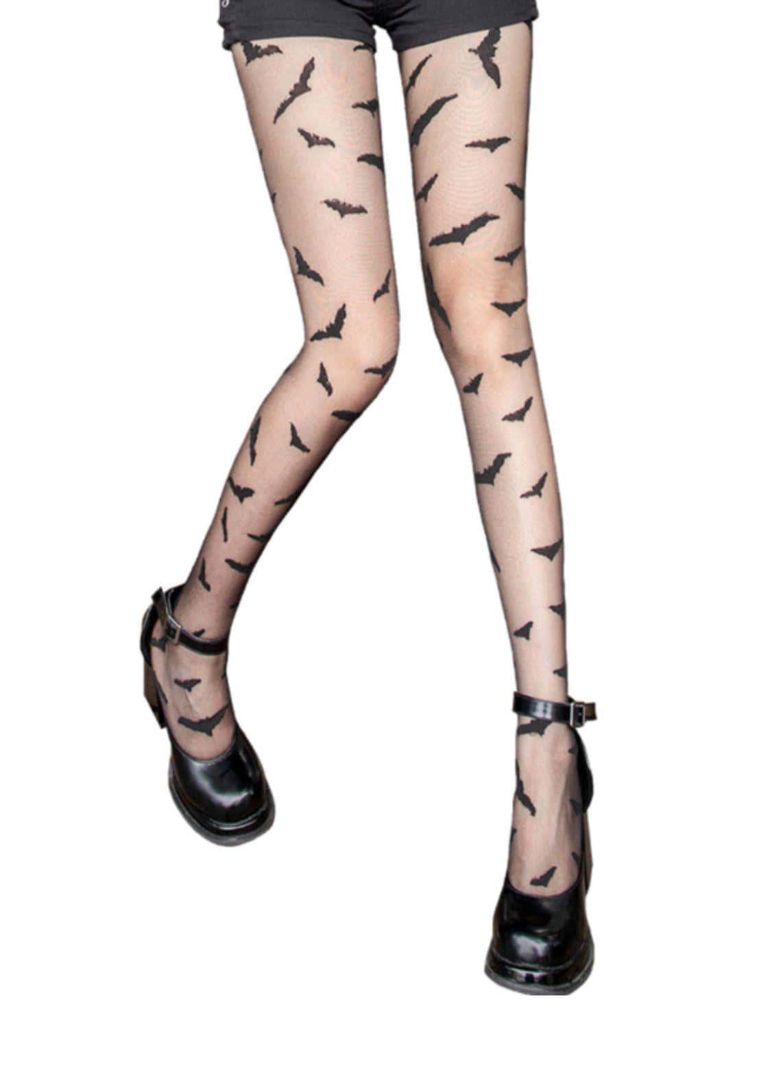Schwarze strumpfhose mit fledermausmuster aus transparentem material mit düsteren akzenten und floralen mustern