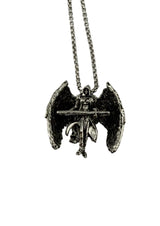 Silberfarbener geflügelter Engel-Anhänger mit Schwert an einer Kette.