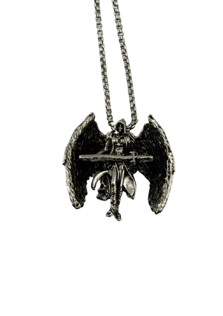 Silberfarbener geflügelter Engel-Anhänger mit Schwert an einer Kette.