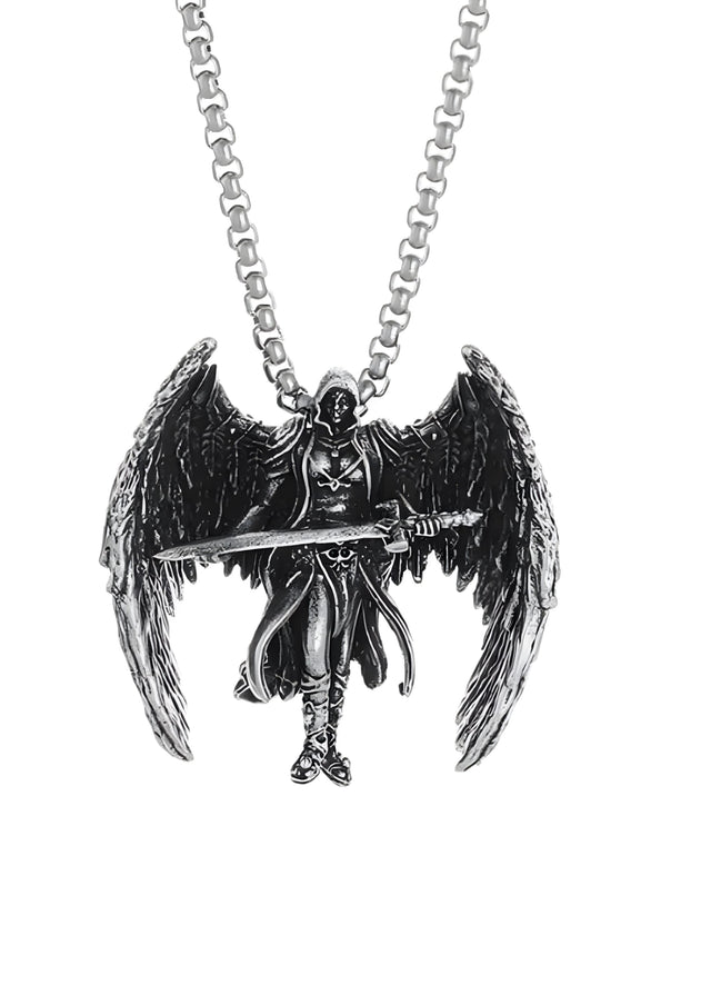 Silbernes Engelanhänger-Halskette mit Flügel- und Schwertdesign, wahrscheinlich aus Metall gefertigt.