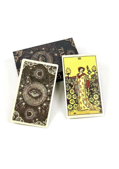 The nine of pentacles tarot karte mit figur in goldenem gewand vor gelbem hintergrund bei tapo tarot limited edition