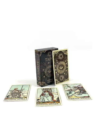 Schwarzes tapo tarot karten deck mit goldfolie und allsehendes auge design in limitiertem boxset mit drei karten