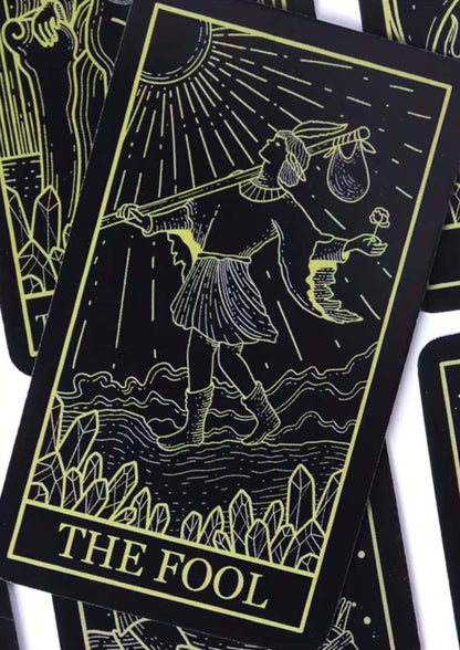 Schwarze tarot karten mit dem narr in gelber linienkunst, kristallen und sonnenstrahlen, tarot karten eigthy eigth