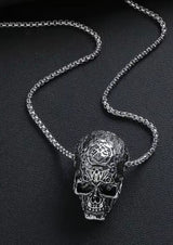 Silberne Totenkopfkette mit aufwendigen Blumenmustern und einer langen Kette.