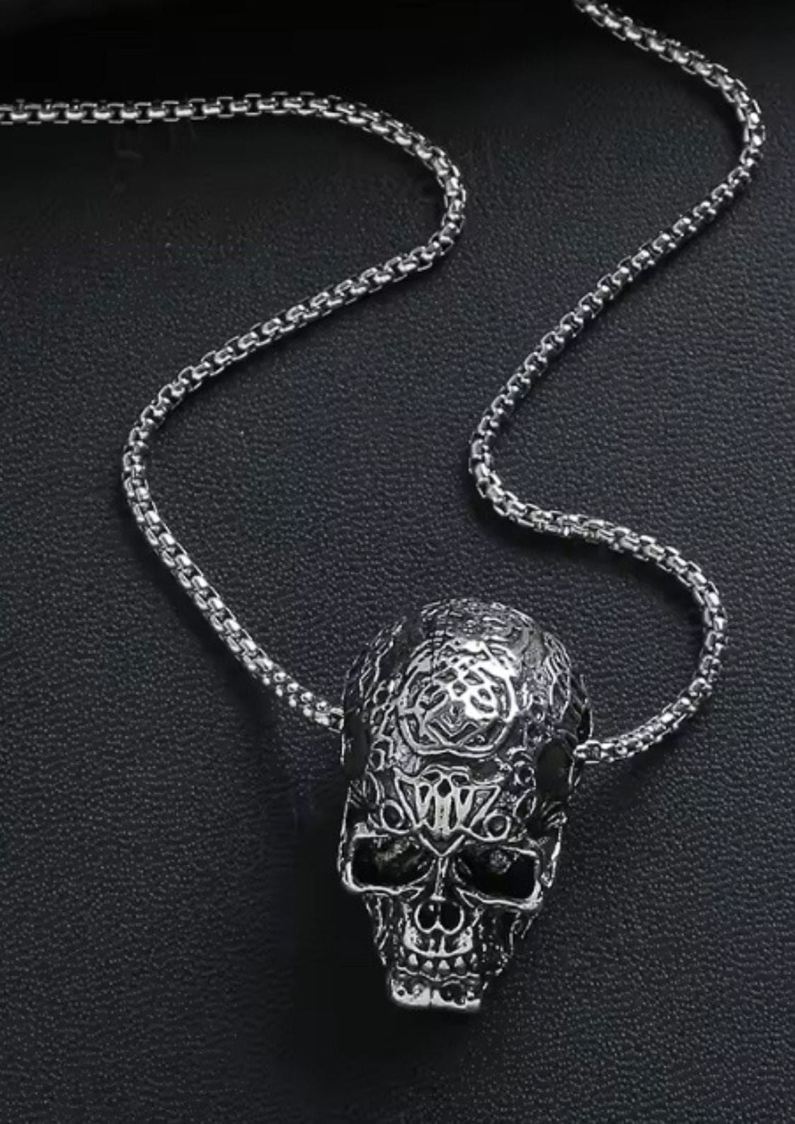 Silberne Totenkopfkette mit aufwendigen Blumenmustern und einer langen Kette.