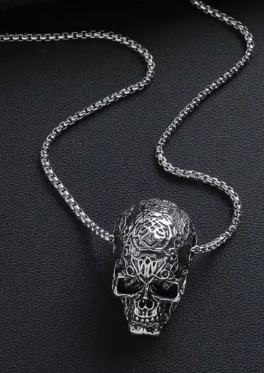 Silberne Totenkopfkette mit aufwendigen Blumenmustern und einer langen Kette.